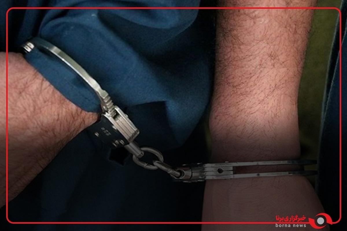دستبند قانون بر دستان اخلالگر نظم عمومی