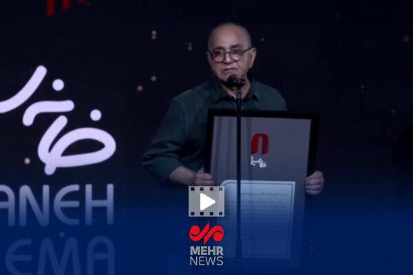 پرویز پرستویی تقدیرنامه‌اش را به حسن پورشیرازی تقدیم کرد