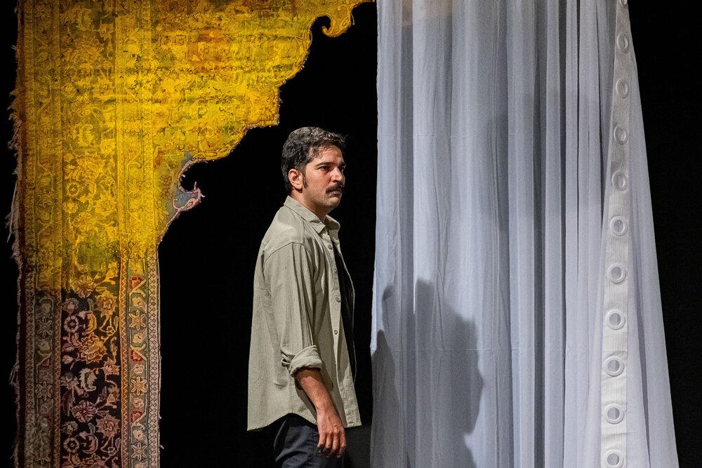 مادرِ «سفید» نماد وطن است؛ اجرای تئاتر در شرایط امروز به جنون می‌ماند