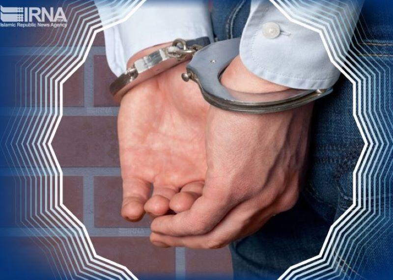 دستگیری کلاهبردار اسکیمری در قالب روزنامه فروش در فردیس/ رمز بانکی را فریاد نزنید