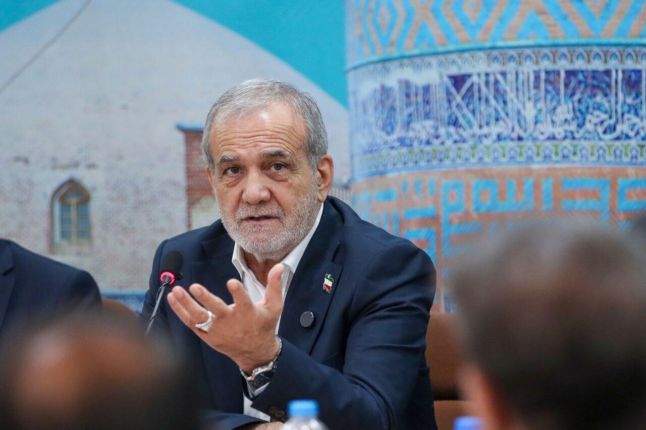 پزشکیان: از حضرت آقا خواستم که کارمندان ساعت ۹ بیایند و ۱۳ بروند، زیرا کاری انجام نمی‌دهیم، اما آب، برق و گاز مصرف می‌کنیم/ به علت اینکه دولت زیادی بزرگ شده، پول چاپ کرده و تورم ایجاد می‌کند