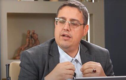 ویدیو / ابوالفضل اقبالی در مناظره با آذر منصوری: اگر من درباره رفتارهای ناهنجار یا تخلفات تذکر ندهم، پس این انحرافات و این رفتارهای ناهنجار چگونه جلویش گرفته شود / قانون را هم که دستش را بسته‌اید پس چه کسی باید جلوی اینها را بگیرد / چقدر شما امر به معروف را به مثابه دخالت در حریم خصوصی توئیت کردید و برساخت کردید؟